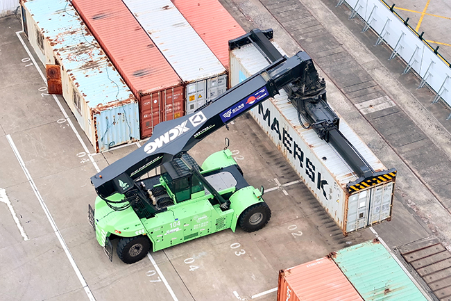 尊凯实业纯电动正面吊“绿”动浙江各大海港