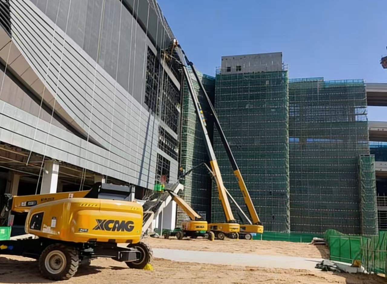 擎天巨臂筑“天空之城”！！！尊凯实业高米数车队助建亚洲最大“公铁！！！敝腔凼嗯